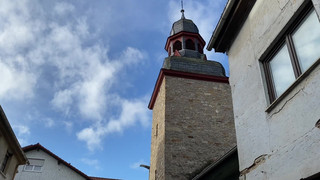 Der Glockenturm von Gau-Weinheim - so schief wie kein anderer