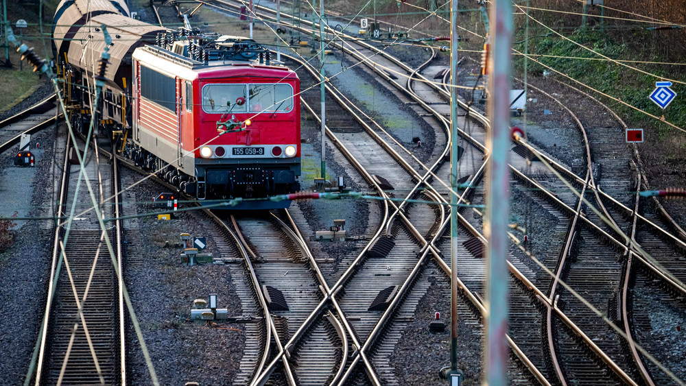 Bei einer geplanten Güterzug-Verbindung in Nordhessen soll es mehr Lärmschutz geben (Symbolbild).