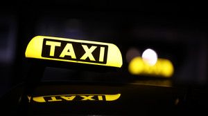 500€-Taxifahrt eskaliert: Mann bewirft Taxi mit Steinen