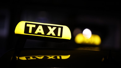 500€-Taxifahrt eskaliert: Mann bewirft Taxi mit Steinen