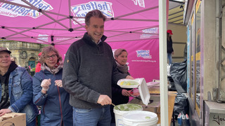 Oberbürgermeister packen mit an: Oster-Essen für Obdachlose