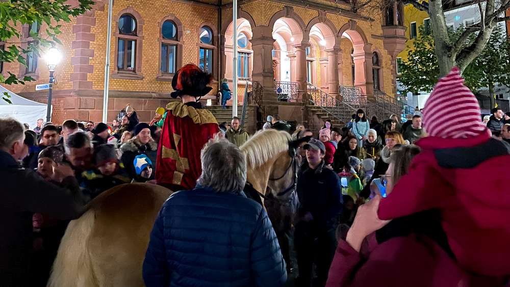 Angeführt wird der Umzug von St. Martin (David Heinbuch vom RFV Hünfeld) auf einem Pferd. 