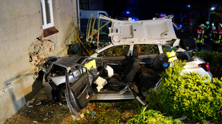 Auto kracht in Bad Arolsen-Landau frontal in Hauswand