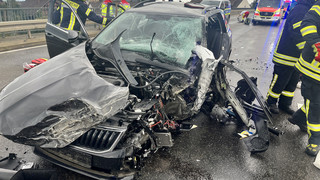 B254 in Wabern: Skoda gerät in Gegenverkehr - Fahrer schwer verletzt