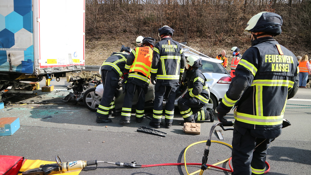 Einsatzkräfte der Feuerwehr am Unfallort auf der Autobahn A7 nahe Göttingen. Bei dem schweren Auffahrunfall sind eine Mutter und ihr achtjähriger Sohn ums Leben gekommen. 