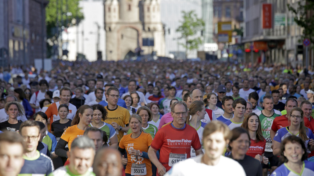 Zehntausende sind beim J.P. Morgan-Lauf in Frankfurt dabei.