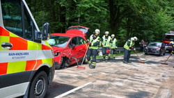 Vier Fahrzeuge beteiligt - VW gerät auf Gegenfahrbahn und verursacht Unfall