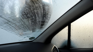Beschlagene Autoscheiben im Winter: So habt ihr schnell freie Sicht