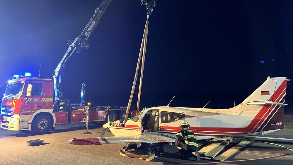 Kleinflugzeug landet ohne ausgefahrenes Fahrwerk