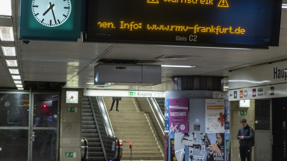 In dem bundesweit in regionalen Verhandlungen laufenden Tarifkonflikt des öffentlichen Nahverkehrs hatte die Gewerkschaft Verdi Beschäftigte der Branche in mehr als 80 Städten zu einem Warnstreik aufgerufen. Auch der öffentliche Nahverkehr in Hessen streikt, in den Depots in Frankfurt blieben die U- und Straßenbahnen stehen. Im U-Bahnhof am Hauptbahnhof herrschte gähnende Leere.