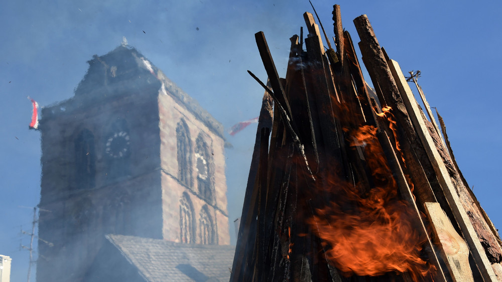 Das “Fierche”, das Lullusfeuer, ist der Dreh- und Angelpunkt des Lullusfestes in Bad Hersfeld. 