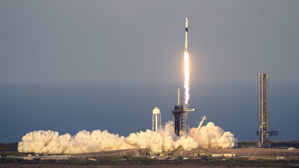 Eine SpaceX Falcon 9-Rakete mit einer vierköpfigen Besatzung an Bord des Crew Dragon-Raumschiffs hebt von der Rampe 39A des Kennedy Space Centers in Cape Canaveral, Florida, zu einer Mission zur Internationalen Raumstation ab.
