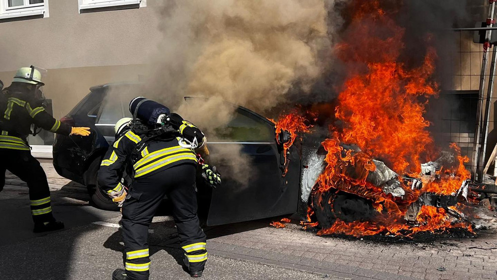 Ein brennedes Auto ist führerlos durch Speyer gerollt und wurde erst von einem Bauzaun gestoppt.