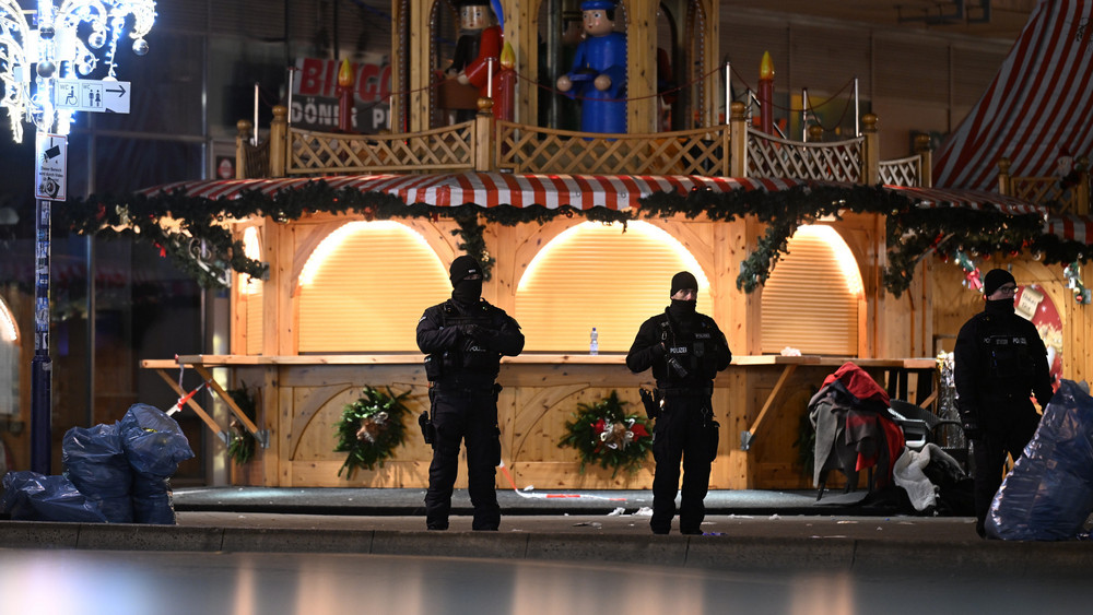 Die Polizei ist nach der Todesfahrt am Weihnachtsmarkt in Magdeburg im Einsatz. 