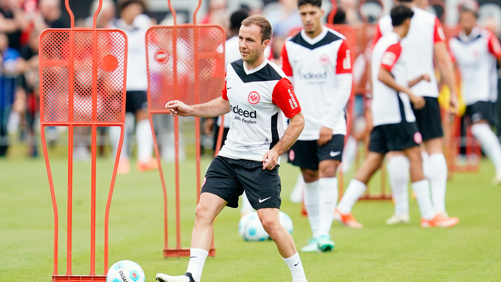 Eintracht Frankfurt um Weltmeister Mario Götze fliegt zum Trainingslager in die USA.