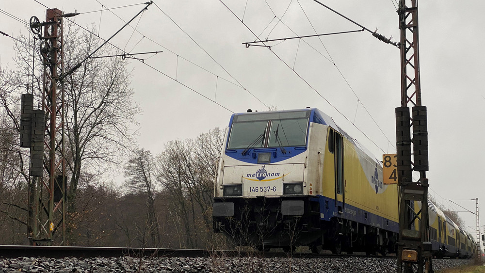 Der Teenager war wohl beim Klettern auf einen stehenden Zug aus Versehen an die Oberleitung gekommen.