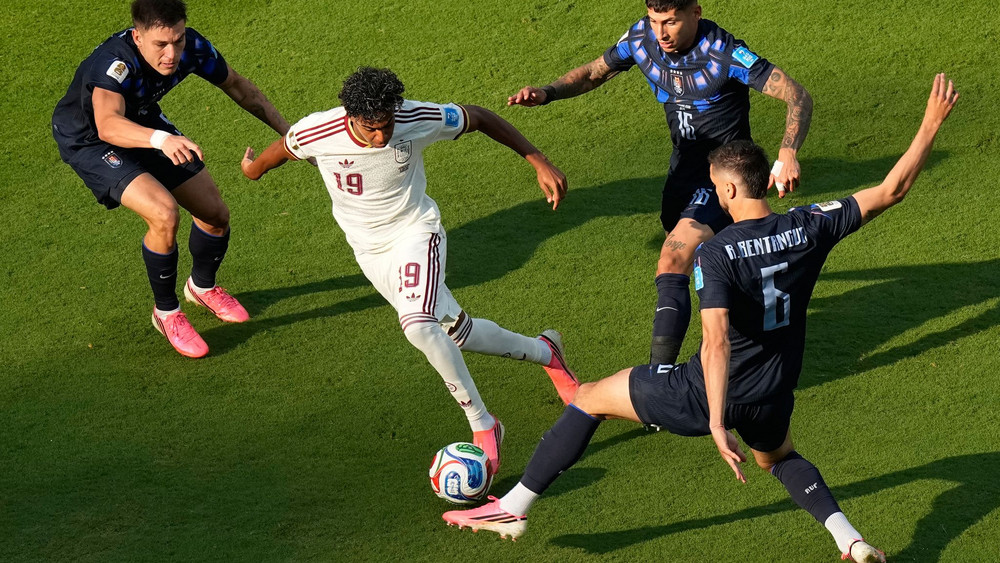 Lamine Yamal (2.v.l.) bekam von Uruguay selten viel Platz.