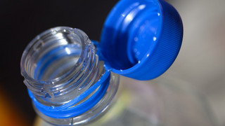 Umstrittene Deckel: Verbraucher frustriert beim Trinken