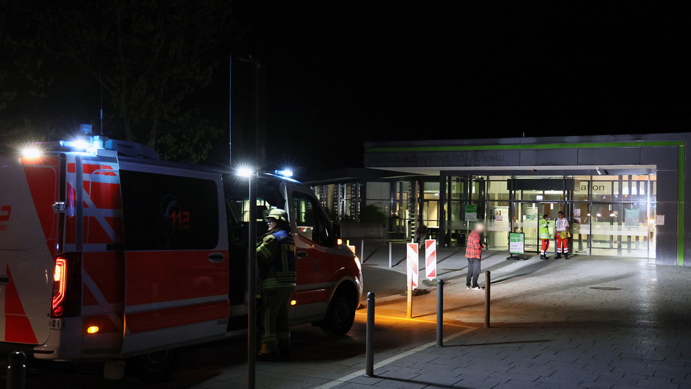Einsatzkräfte der Feuerwehr sind am Klinikum Aschaffenburg-Alzenau im Einsatz. Infolge eines Stromausfalls kam es zu einem Kabelbrand im Klinikum