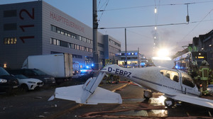 Mannheim: Flugzeug muss notlanden - eine Person verletzt