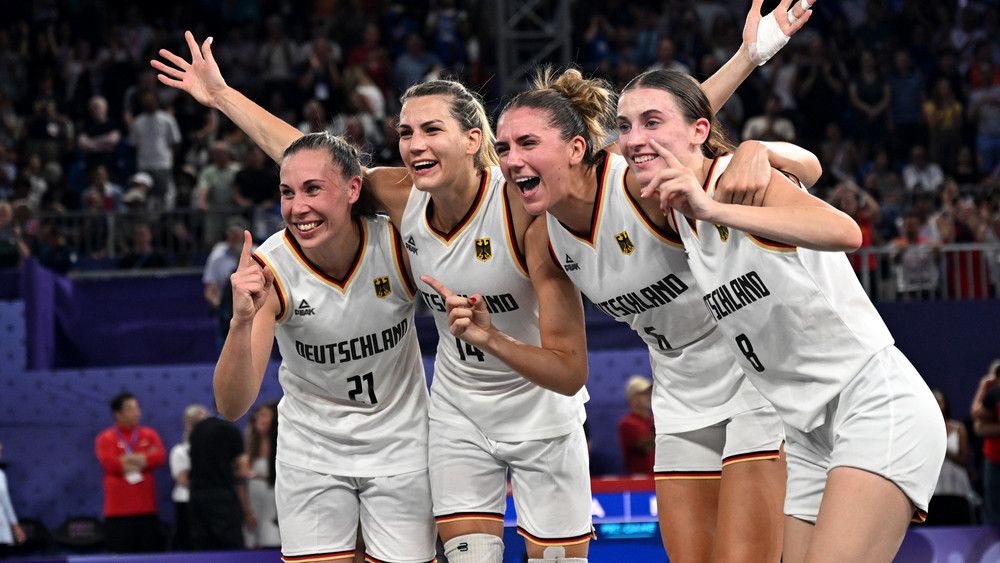 Die 3x3 Basketballerinnen werden sensationell Olympiasieger. Von links Svenja Brunckhorst, Sonja Greinacher, die Kasslerin Marie Reichert und Elisa Mevius.