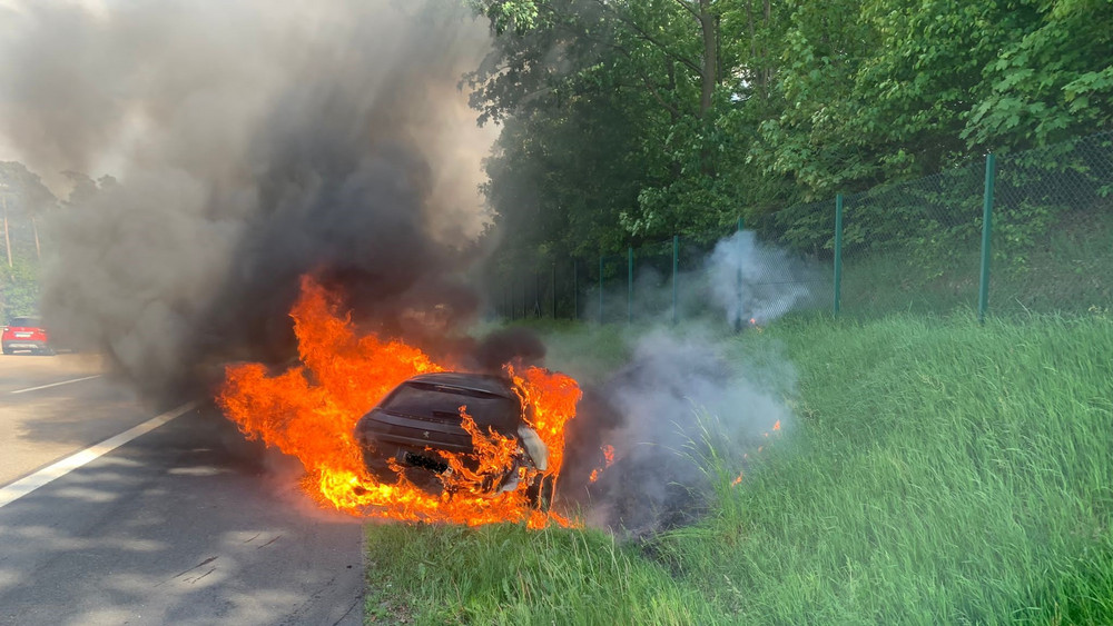 Das E-Auto brannte völlig aus. Wegen der Löscharbeiten war die Autobahn etwa eine Stunde voll gesperrt.