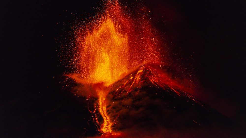 Immer wieder macht der Ätna auf Sizilien mit Eruptionen auf sich aufmerksam. Nun rumort es erneut und der Vulkan spuckt Lava und Asche aus (Archivbild).