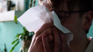 Grippe und Corona - Belastung in Praxen steigt durch Krankheitswelle