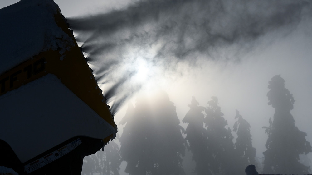 Bei Minusgraden läuft auf dem Ettelsberg bei Willingen die Schneekanone.