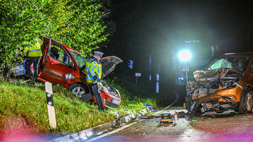 Am späten Abend stoßen in Baden-Württemberg zwei Autos frontal zusammen. Zwei Kinder überleben den Unfall nicht. Weitere Menschen werden verletzt.