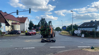 Traktor-Fahrer übersieht Motorrad an einer Ampel in Baunatal