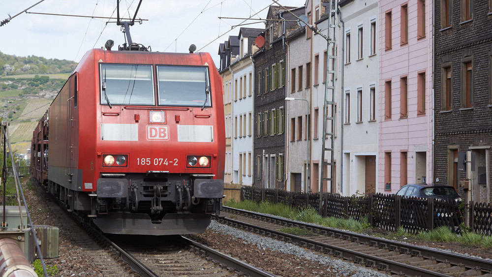 Laute Güterzüge donnern durchs Rheintal - wie realistisch ist es, die Güterzugstrecke in einen Tunnel bis zum Westerwald zu verlegen?