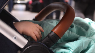 Unfall in Seligenstadt: Auto fährt Mutter mit Kinderwagen an