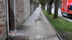 Wasserrohrbruch! Große Mengen an Wasser treten am Schlosspark aus