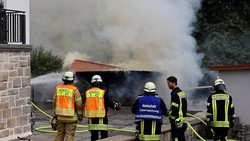 Dichte Rauchwolken aus Gartenhütte: Feuerwehr rückt in Engelhelms aus