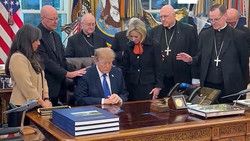 Katholische Bischöfe beten mit Trump im Oval Office