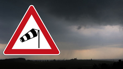 Sturm weht Baugerüst in Naststätten um - mehrere Verletzte