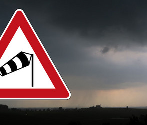 Sturm weht Baugerüst in Naststätten um - mehrere Verletzte