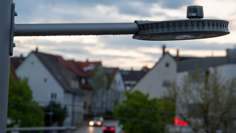 In Fulda sollen bald 850 smarte Straßenlaternen stehen, die je nach Verkehr gedimmt werden können (Symbolbild Straßenlampe). 