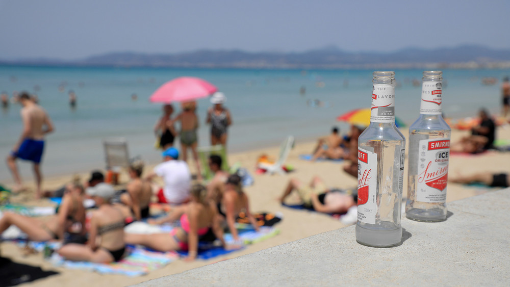 Alkoholflaschen sind an einem warmen Sommertag am Strand Arenal zu sehen.