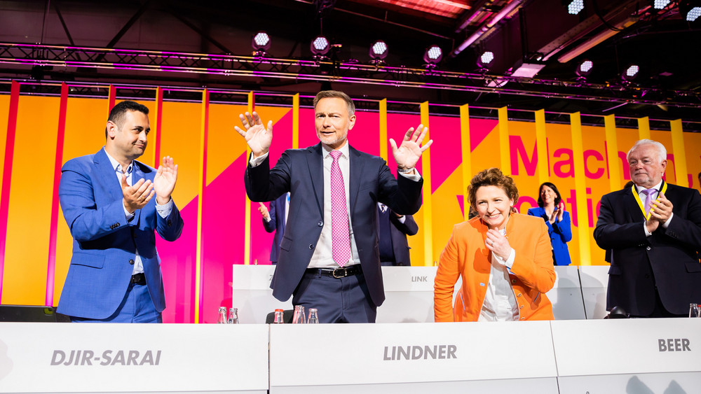 Die FDP hat ihren Vorsitzenden Christian Lindner beim Bundesparteitag in Berlin für weitere zwei Jahre im Amt bestätigt.