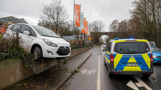 Auto bricht in Fulda durch Zaun und bleibt einen Meter über Weg hängen