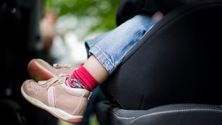 Kleinkind fällt in Gießen aus Auto: Glück im Unglück