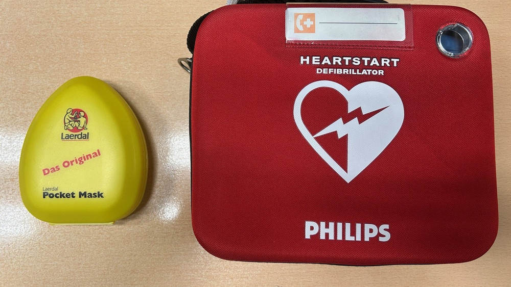 Wer vermisst diesen Defibrillator?