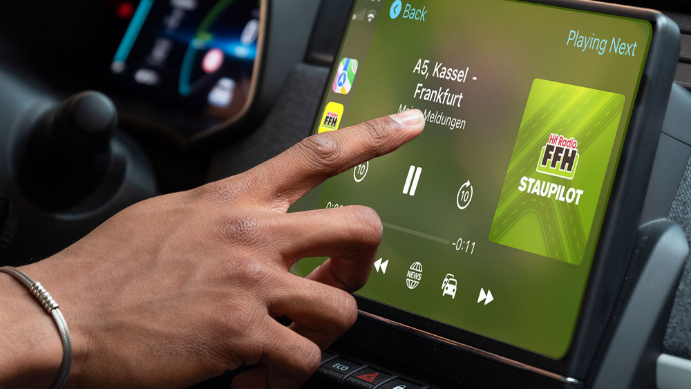 FFH-App: KI-Stimme liest Verkehrsmeldungen über CarPlay und Android Auto vor.