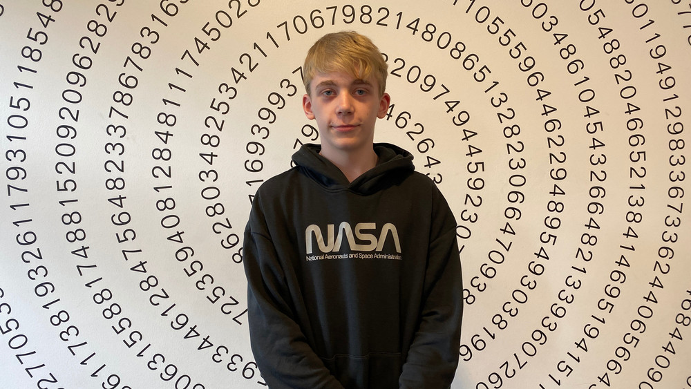Linus vor der Pi-Wand im Gießener Mitmach-Museum Mathematikum