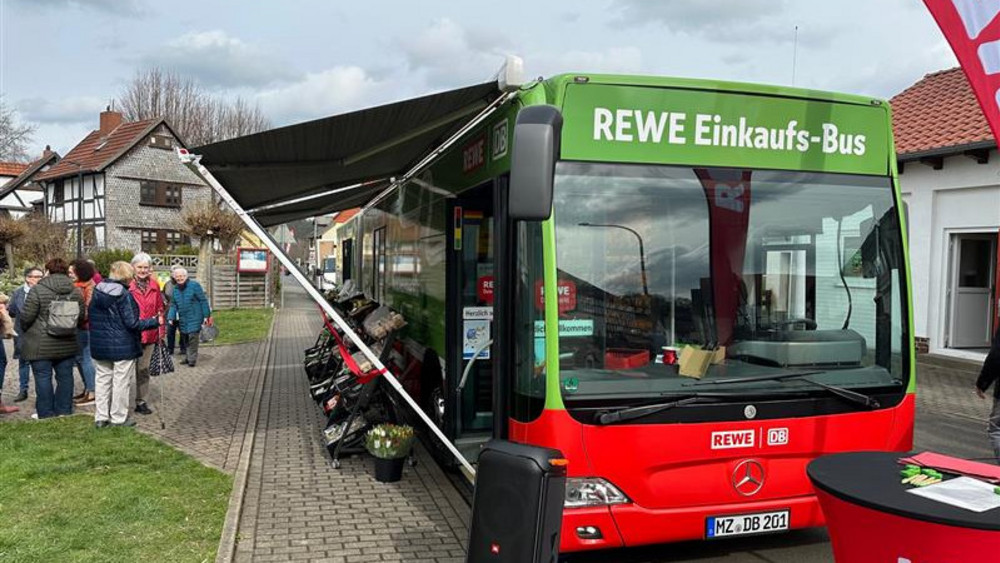 Der REWE Einkaugsbus ist seit knapp zwei Monaten in Nordhessen unterwegs.