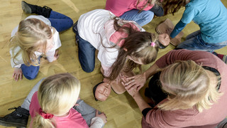 Hessen weitet Wiederbelebungsunterricht an Schulen aus