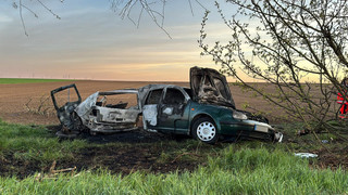 Tödlicher Unfall auf der L408 bei Biebelnheim: Auto fängt Feuer