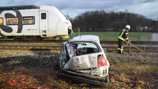Zug kollidiert mit VW Golf in Meckesheim: Riesen-Glück für Autofahrer